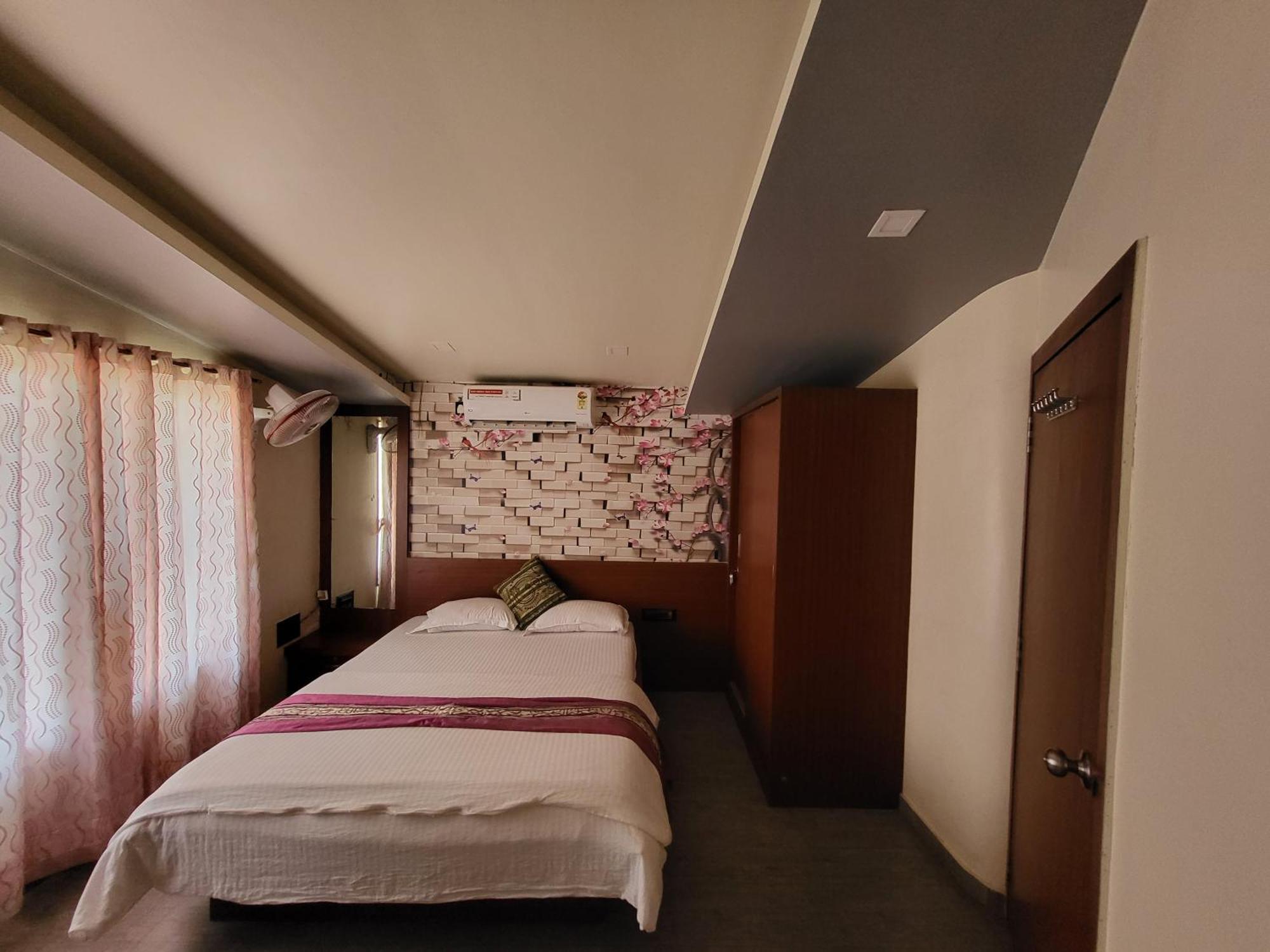 Paras Holiday Home Satara Exterior foto